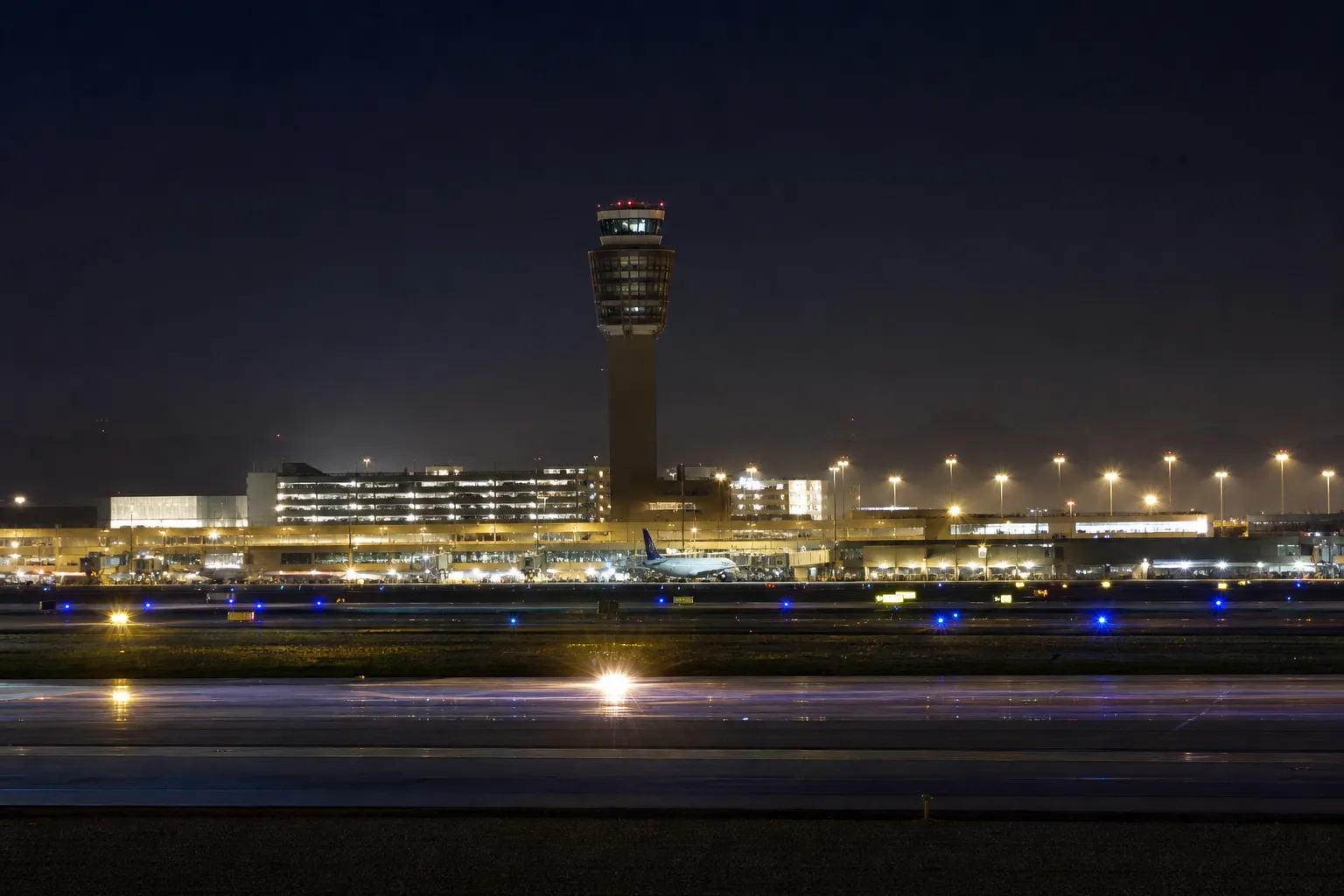 两架美国航空的飞机同时在凤凰城附近执飞2482号航班