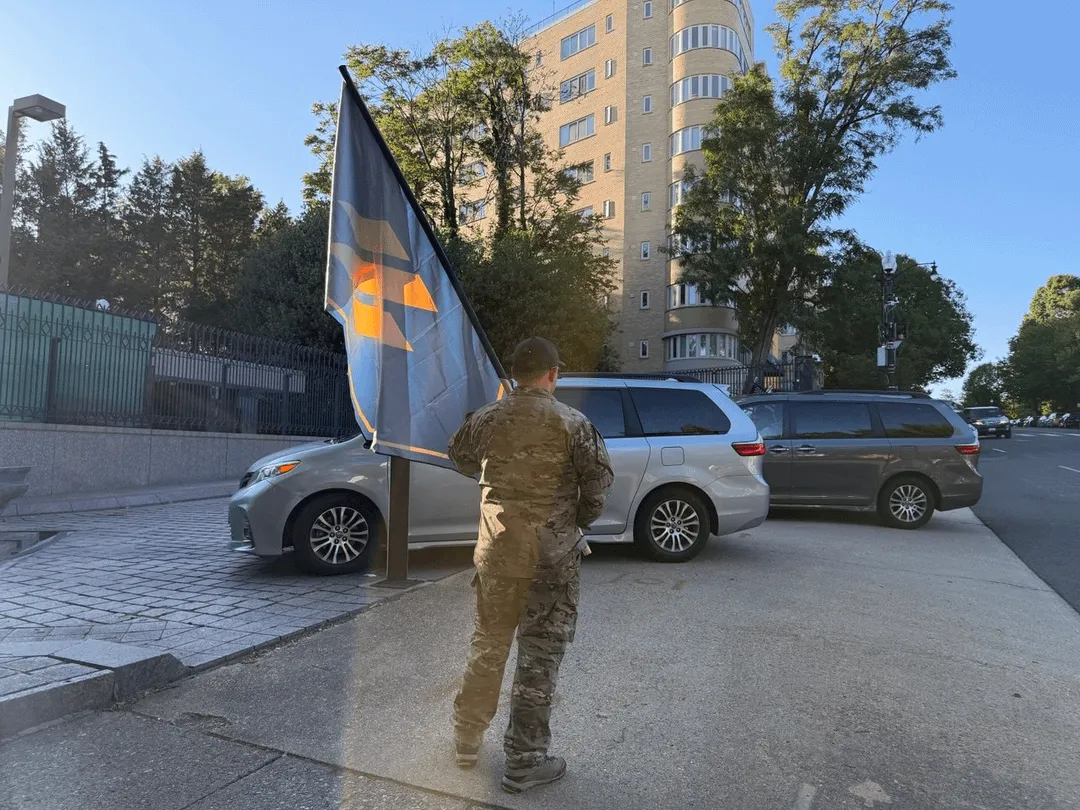 Відео: Американський ветеран влаштував акцію біля посольства рф у Вашингтоніч