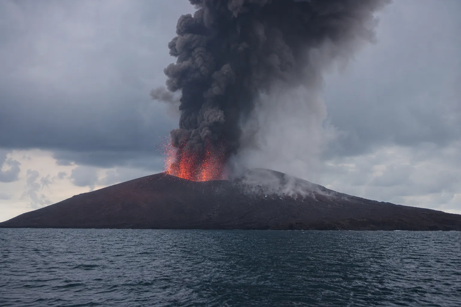 Erupcja Anak Krakatau w Indonezji spowodowała odwołanie 1558 lotów