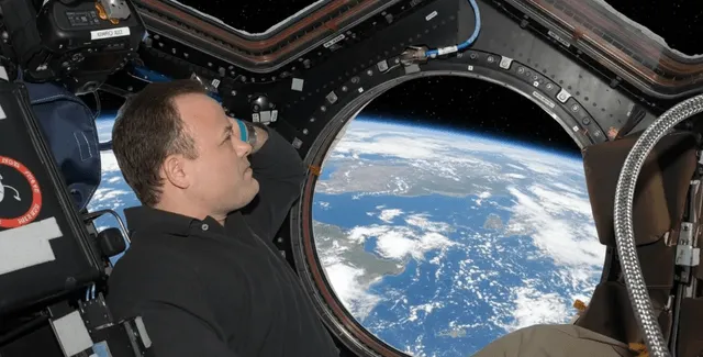 Ексастронавт NASA Рон Гаран розповів про «ефект огляду» та головну помилку людства