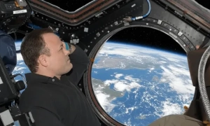 Хаббл перед Новим роком виявив «довгоруку» галактику (фото)