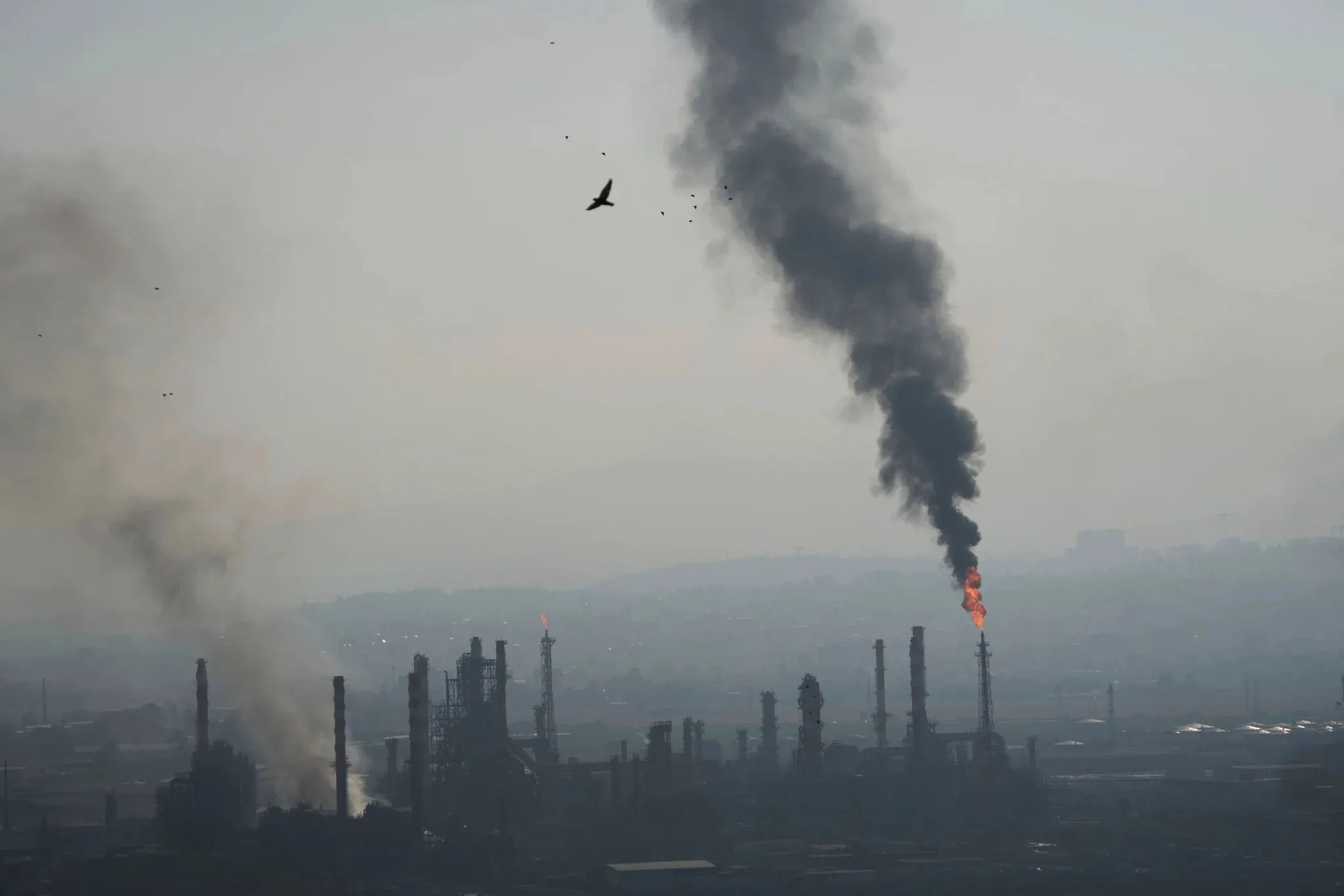 Министерство окружающей среды выехало на нефтеперерабатывающий завод в Хайфе после обстрела