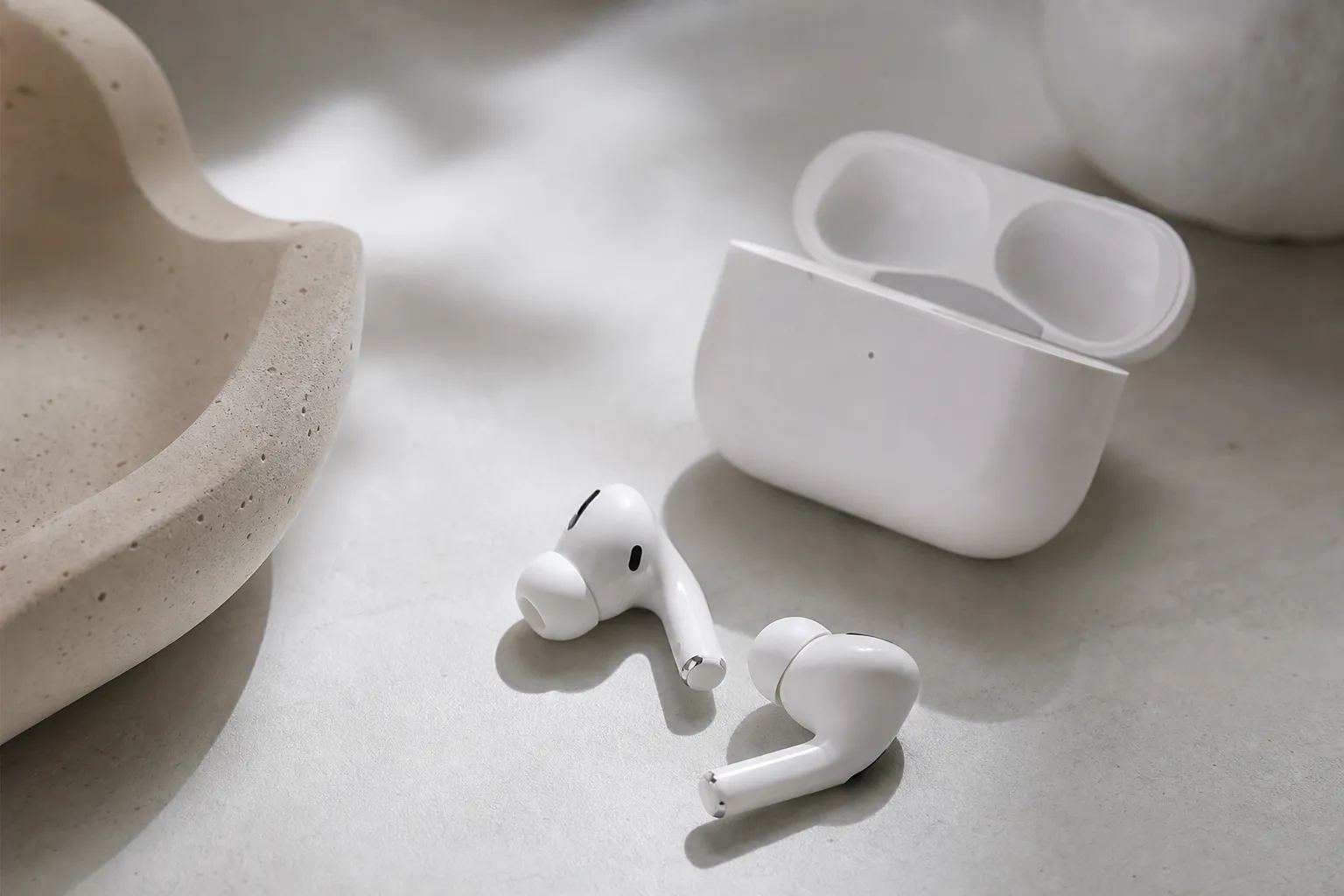 Apple представила беспроводные наушники AirPods 5