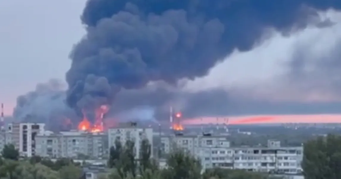 В РФ після атаки дронів спалахнули пожежі на НПЗ «Лукойлу» та хімкомбінаті «Азот»