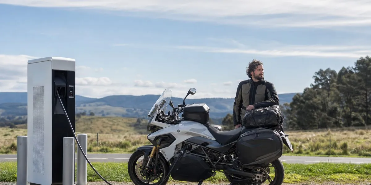 W Australii inżynier pokonuje 18 tys. km na motocyklu elektrycznym — ABC News Australia