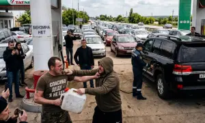 Kilometer-long lines for gasoline formed in Omsk after an attack on a local oil refinery