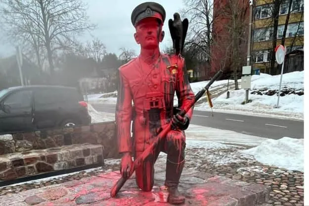 У Литві громадян РФ та Естонії засудили за осквернення пам’ятника партизанському лідеру