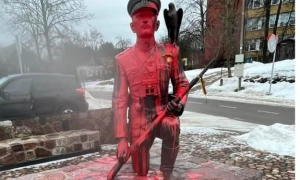 Фото: у Польщі вандали розмалювали свастикою генконсульство України