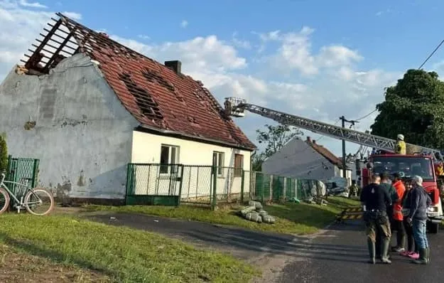 Над заходом Польщі пронісся потужний смерч, спричинивши значні руйнування – відео