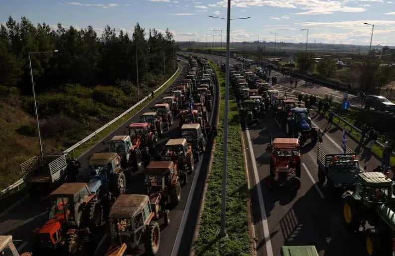 Аеропорти та дороги під загрозою: грецькі фермери вийшли на акції через затримку виплат