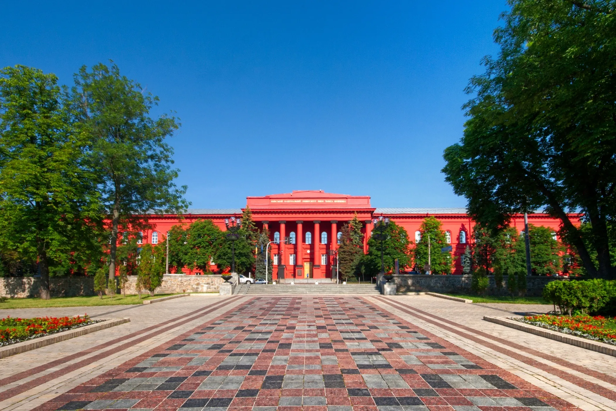 Російський обстріл пошкодив спорткомплекс університету Шевченка в Києві