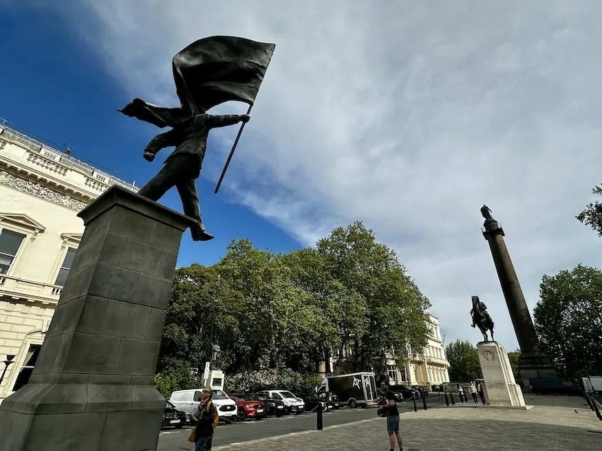 У центрі Лондона з’явилася політична скульптура за підписом Бенксі