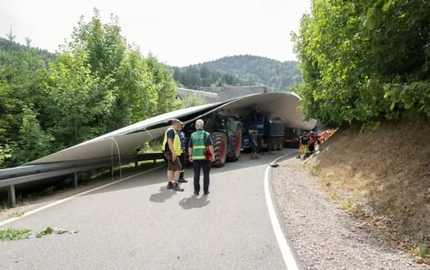 An 85-meter wind turbine blade fell onto a tractor-trailer in Germany