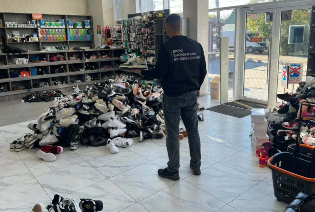 БЕБ викрило мережу магазинів, які продавали підроблений одяг та взуття під виглядом світових брендів БЕБ викрило мережу магазинів, які продавали підроблений одяг та взуття під виглядом світових брендів
