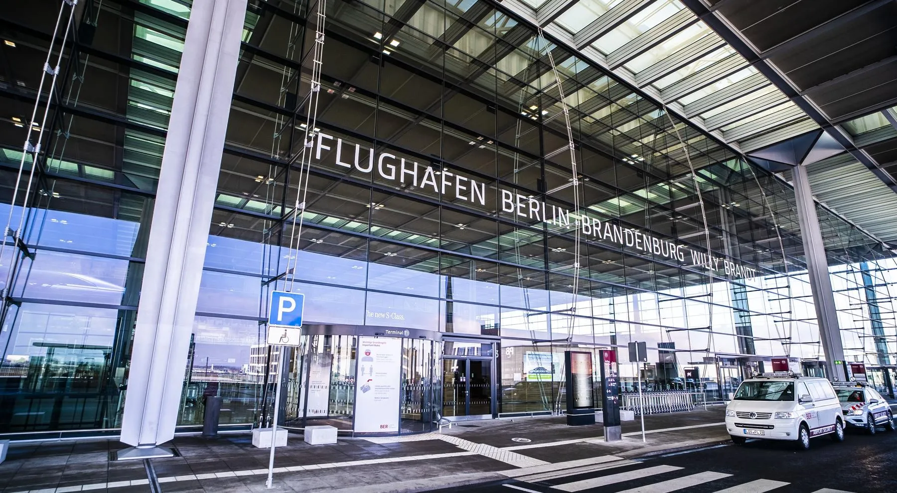 У Берліні тимчасово закрили аеропорт через невідомі літальні об’єкти