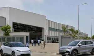 Fortescue展示用于连接6兆瓦矿用自卸车充电设备的KUKA机器人——Electrek
