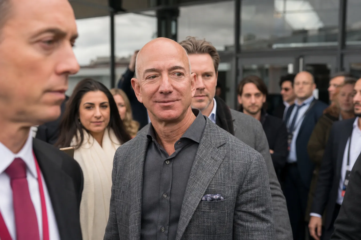 Grupa, w skład której wchodzi Jeff Bezos, uzgodniła zakup mniejszościowego udziału w klubie „Liverpool”