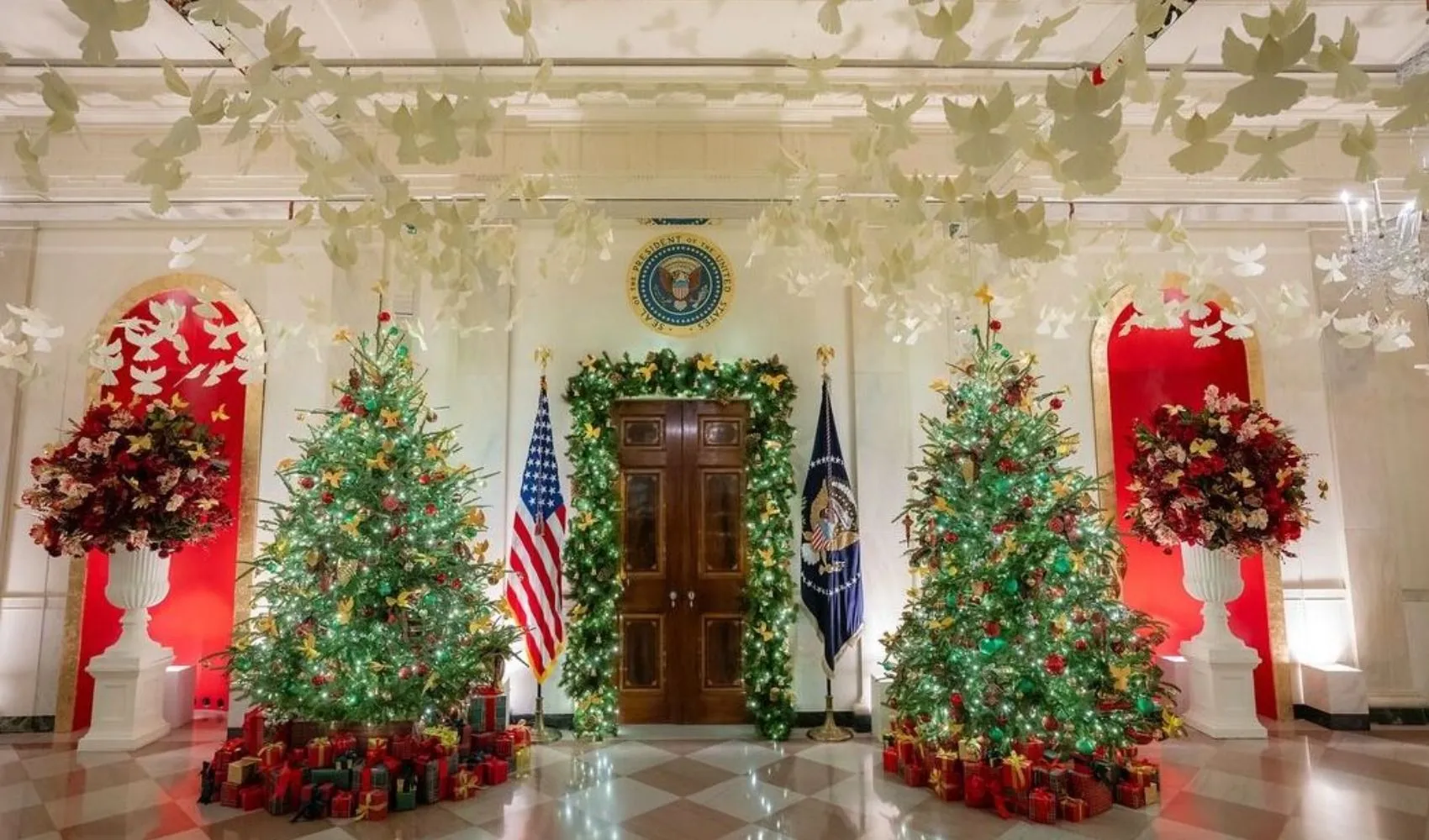 Білий дім до Різдва оприлюднив анімаційний ролик із Трампом і «списком неслухняних» мігрантів