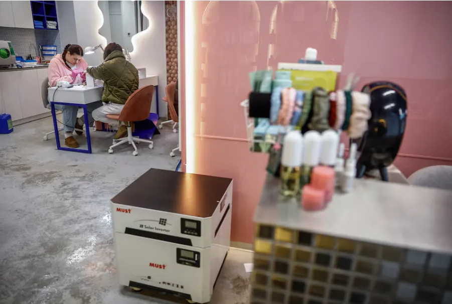 W Ukrainie mały biznes ponosi poważne straty z powodu przerw w dostawach energii elektrycznej — Reuters