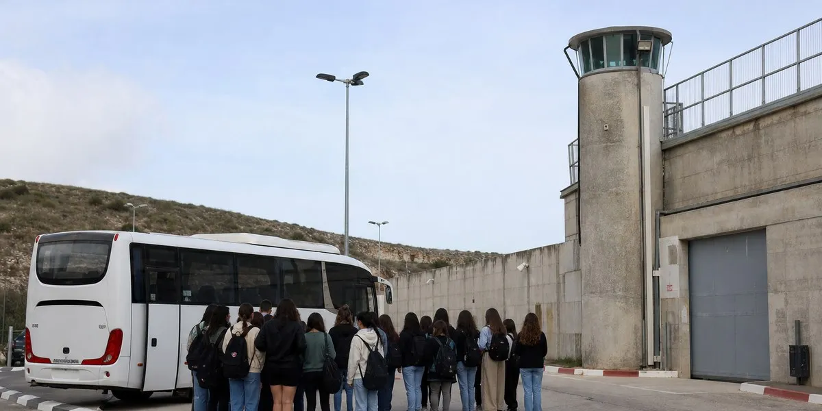 Учеников школ Бреслова привезли на протест после задержаний в аэропорту — Jerusalem Post