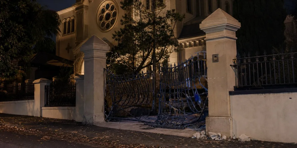 У Брісбені чоловіка звільнили після вироку за наїзд на ворота синагоги — Jerusalem Post
