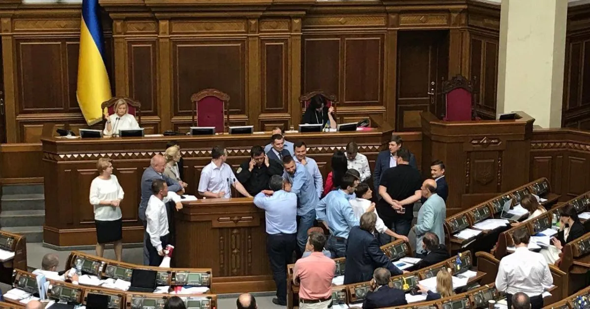 «Євросолідарність» заблокувала трибуну Ради та вимагала відставки уряду