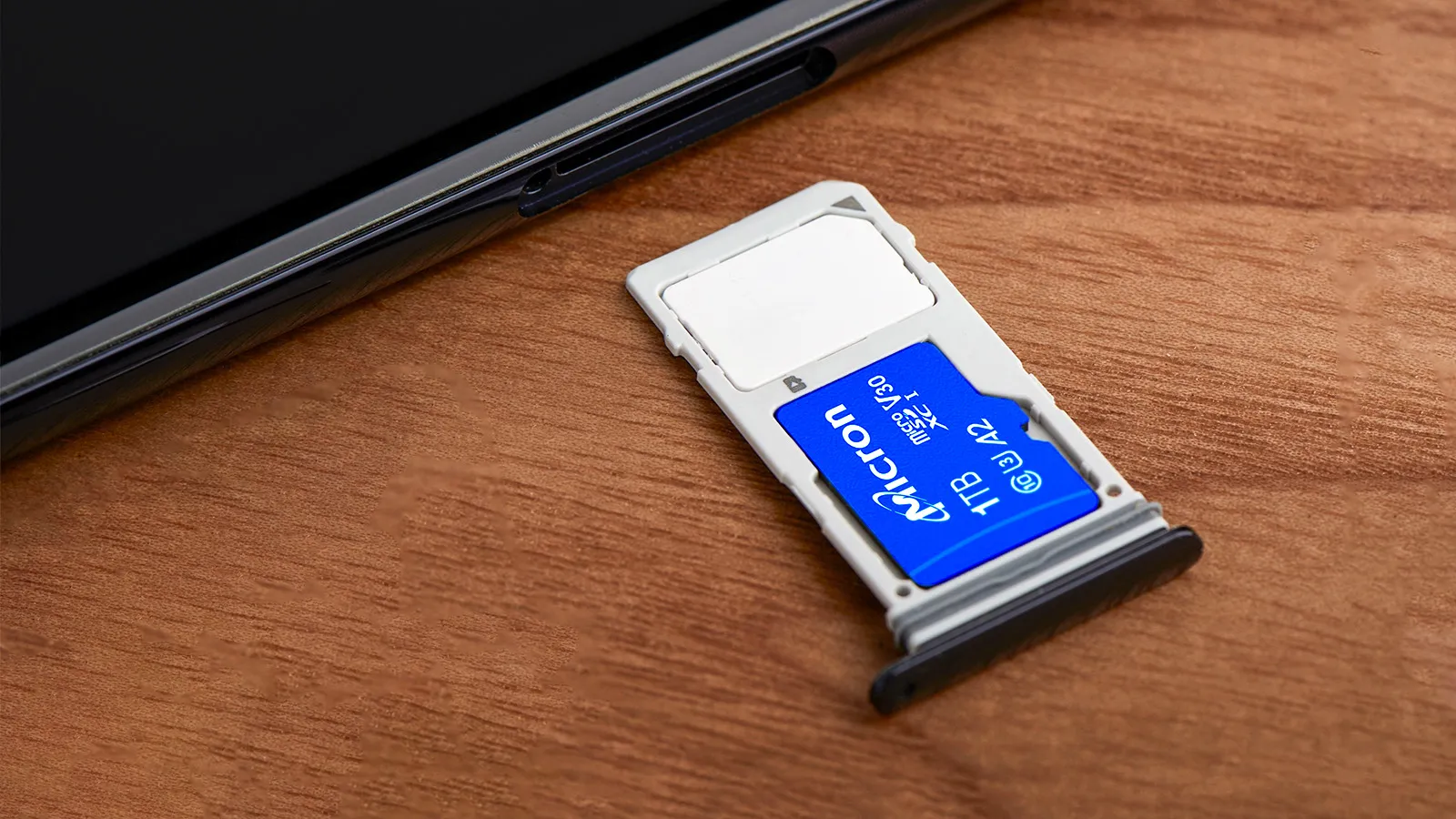 Виробники смартфонів можуть повернути слот для microSD, — інсайдер
