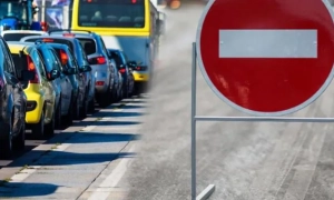 Уламки збитої ракети впали на дах київського ТРЦ