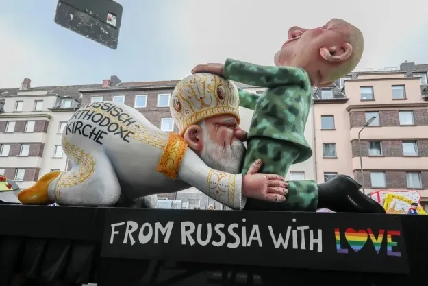 Росія засудила німецького скульптора через сатиру на Путіна та Кирила