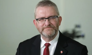 Skandalicznego polskiego europosła Brauna wezwano do sądu z powodu jego zachowania