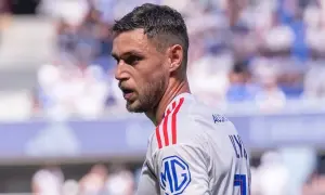 Футболісти київського «Локомотива» передали Інфантіно м’яч, понівечений ракетним ударом РФ