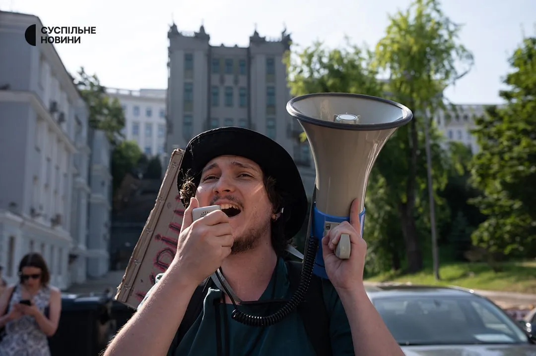 Film: W wielu miastach Ukrainy trwają protesty przeciwko dymisji Fedorowa