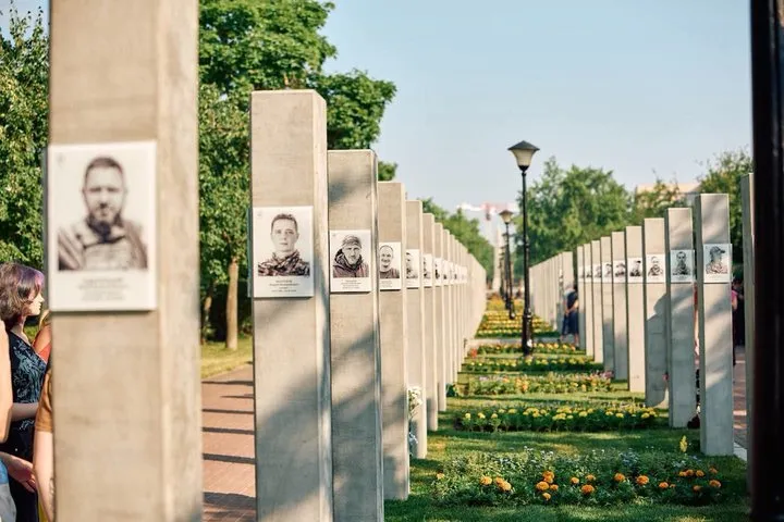 Ветераны требуют уволить главу Деснянской РГА из-за скандала с Аллеей Героев