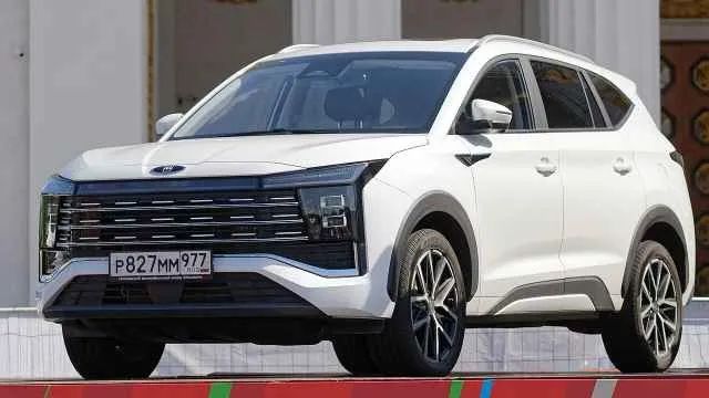 Китай почав перекривати схеми з постачання машин до рф