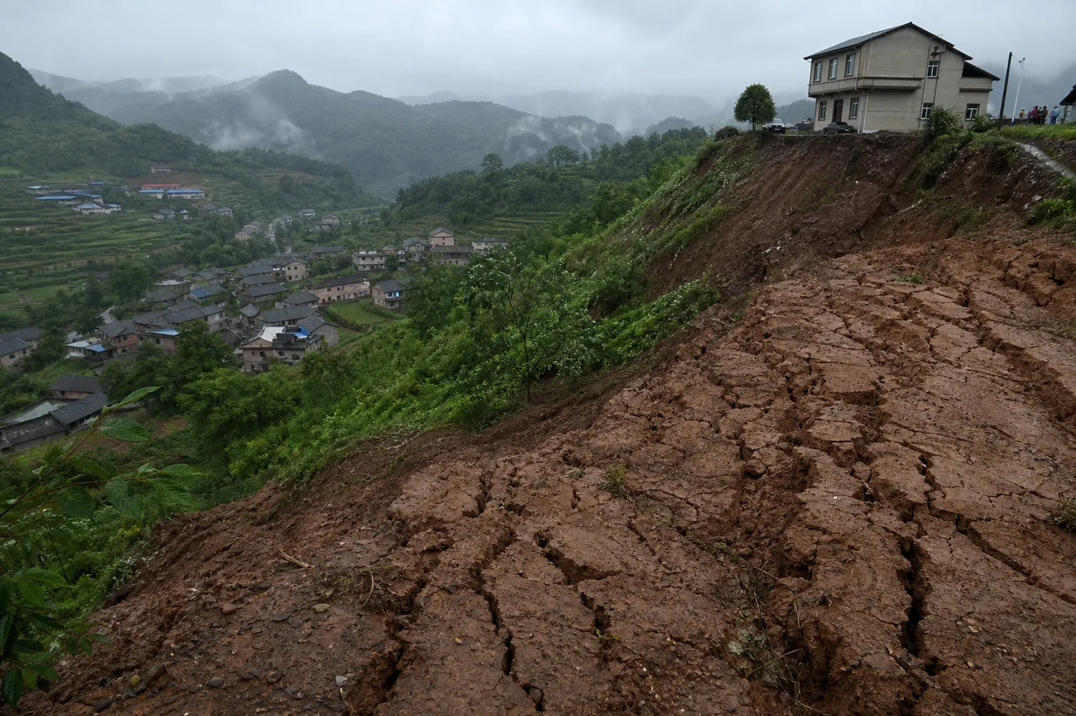 中国因山体滑坡威胁疏散169名村民