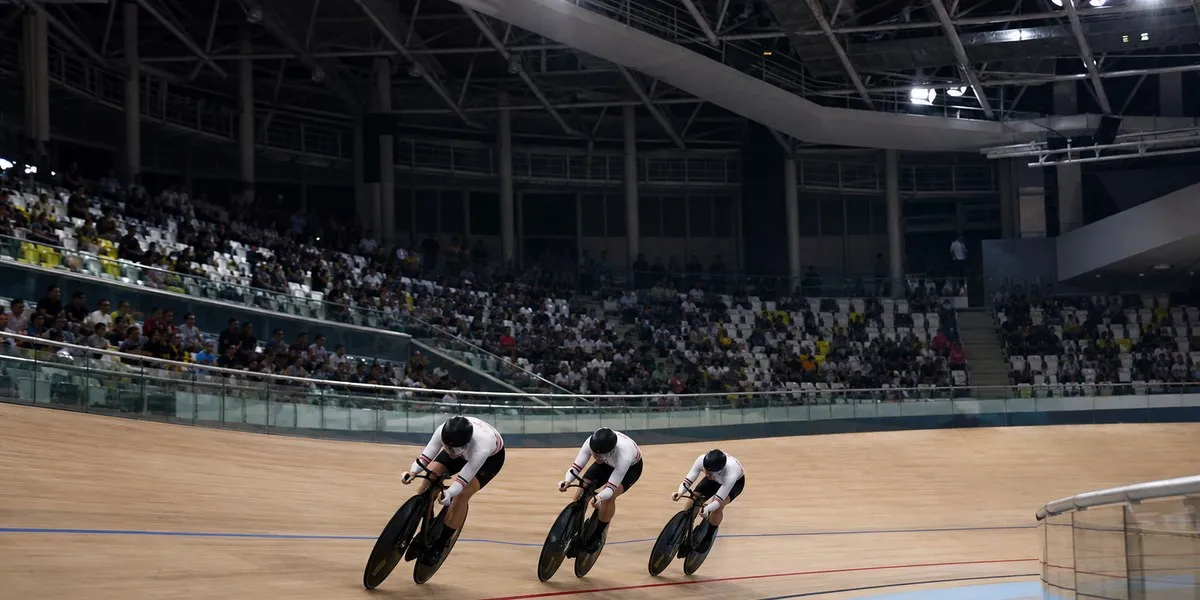 Chiny zdobyły złoto w sprincie drużynowym, Wielka Brytania srebro — BBC Sport