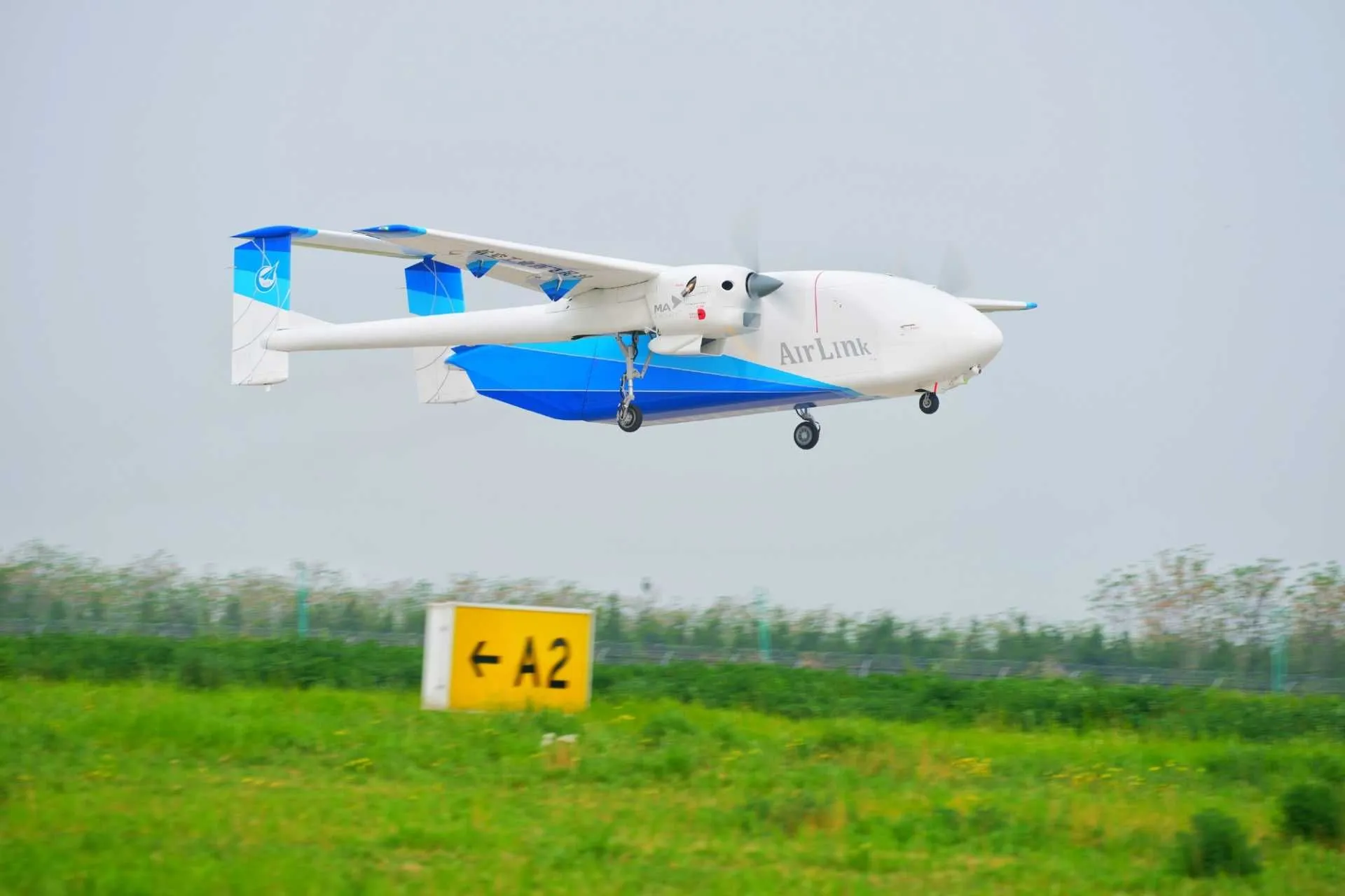 Китай випробував безпілотний транспортний літак