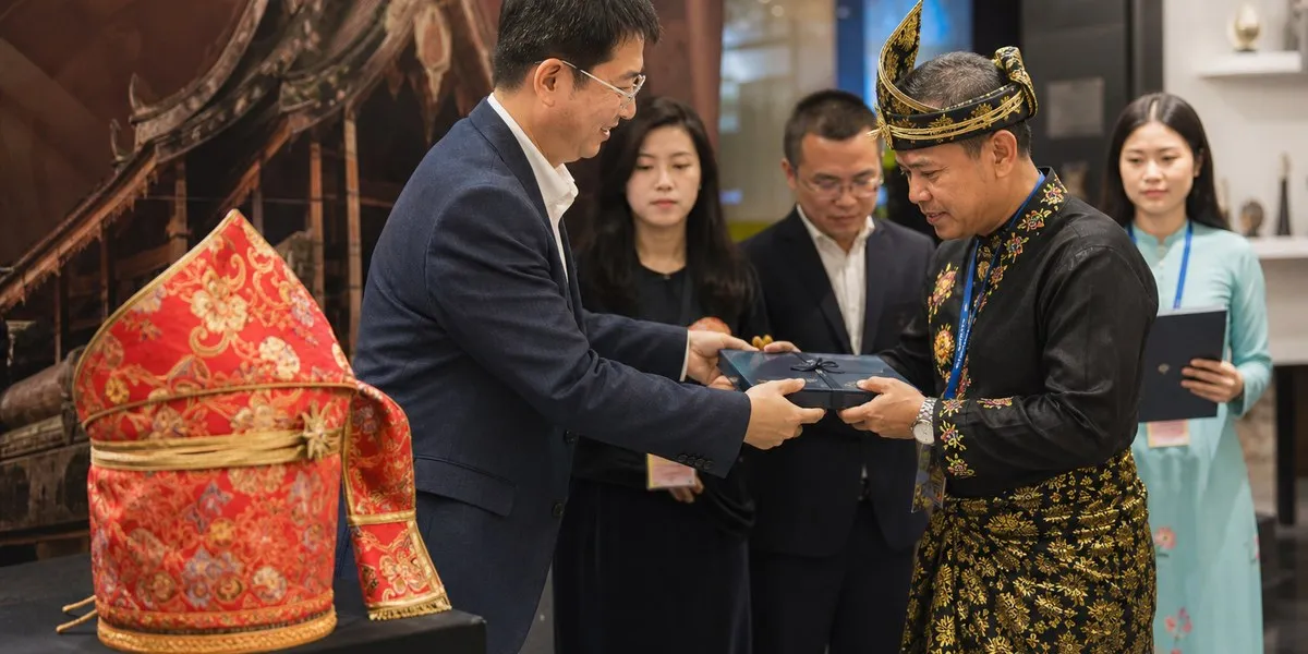 Pisarz Dong Xi otrzymał w Chinach nagrodę Tengkolok — ECNS