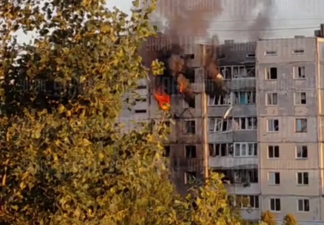 Видео: в Киеве дрон врезался в девятиэтажный дом в Голосеевском районе