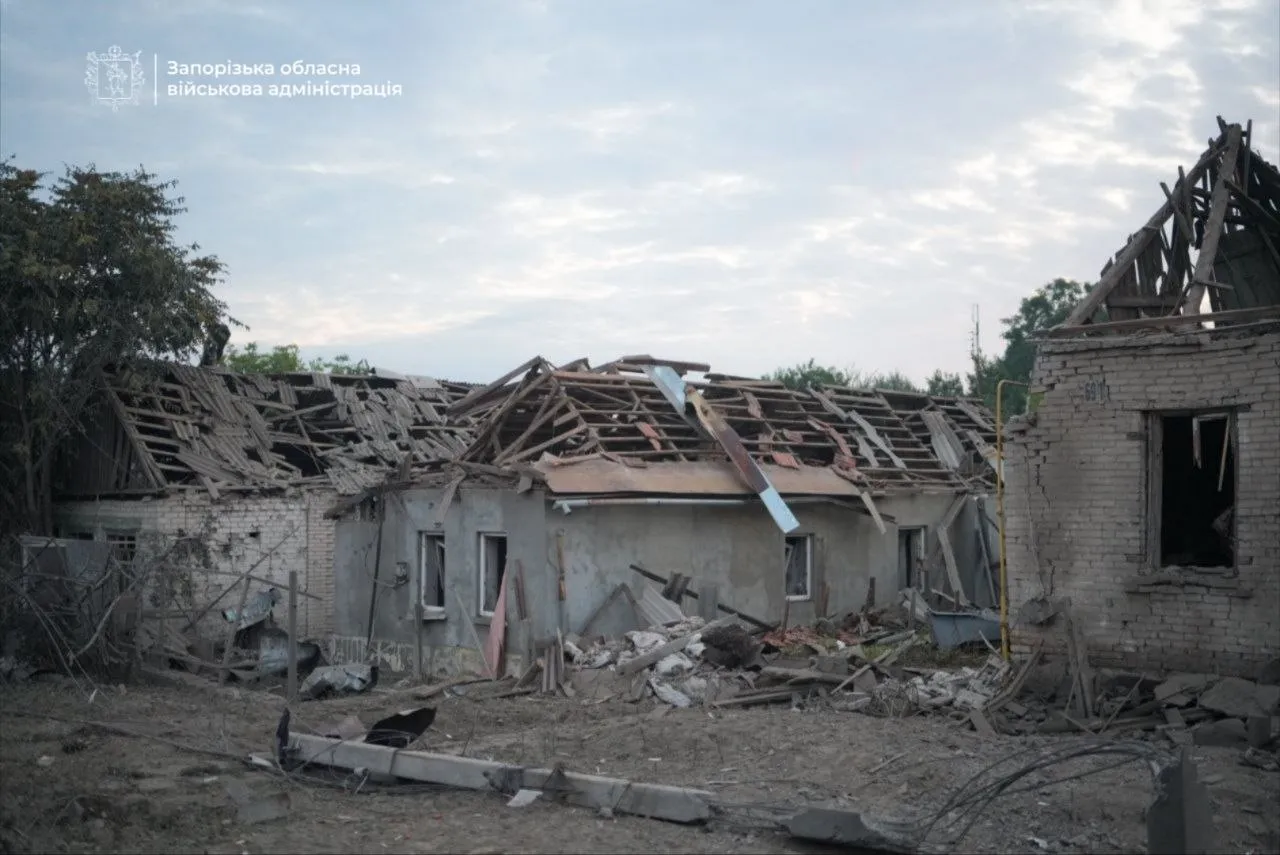 Росіяни вдарили КАБом по селу на Запоріжжі, є постраждала