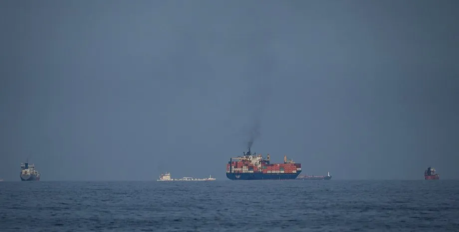 КВІР заявив про закриття Ормузької протоки та погрожує «жорсткою відповіддю» суднам