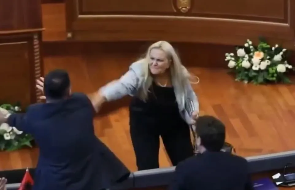 Видео: в парламенте Косово депутатша забросала премьера яйцами
