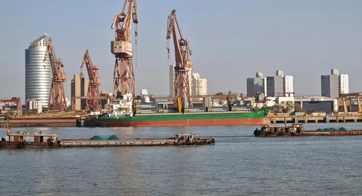 Китай тестує бойовий корабель ППО, замаскований під цивільний контейнеровоз