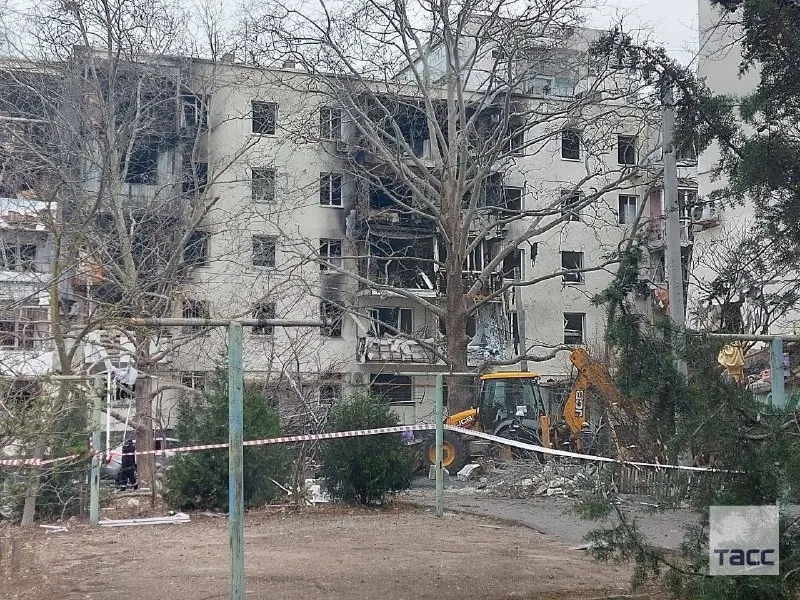 (Відео) У Севастополі пролунав вибух у багатоповерхівці, спалахнула масштабна пожежа