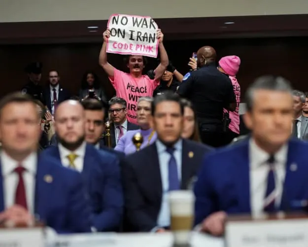 Протестувальники перервали виступ міністра оборони Гегсета в Конгресі – The Guardian