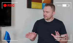 Пролет сквозь огонь. Извержение вулкана Фаградалсфьяль сняли на видео с дрона