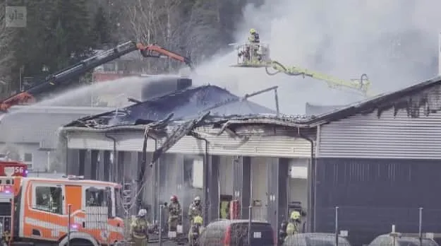 Недалеко от Хельсинки тушат крупный пожар на складе