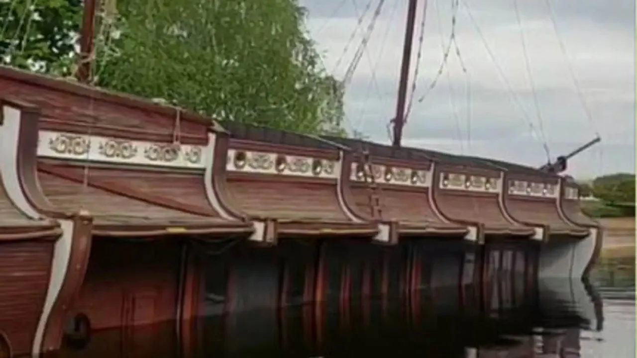 Video: Yanukovych's restaurant ship in Mezhyhirya has partially sunk