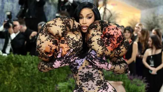 На Met Gala 2026 Карді Бі обрала провокаційну сукню Marc Jacobs