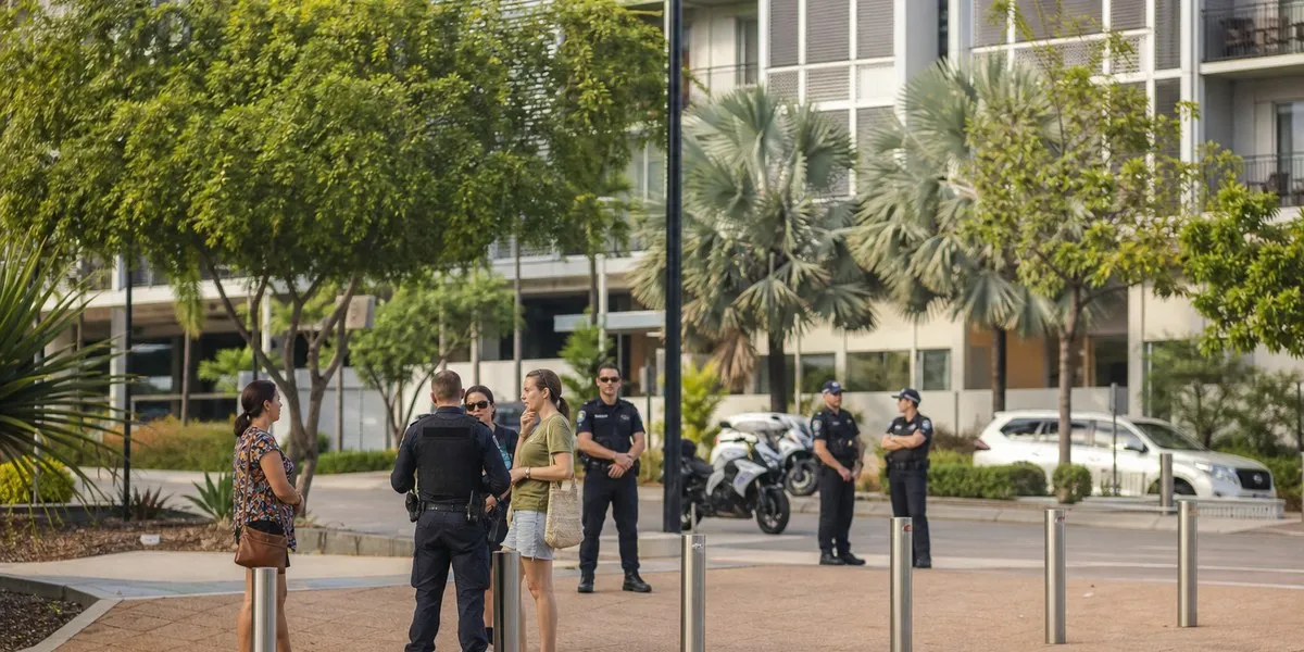 Dziewczyna podejrzewana o zranienie policjanta nożem w Darwin — ABC News Australia